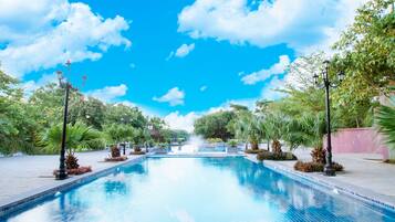 Utendørsbasseng og solsenger