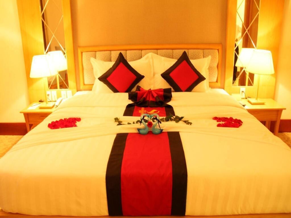 Minibar, in-room safe, desk, laptop workspace