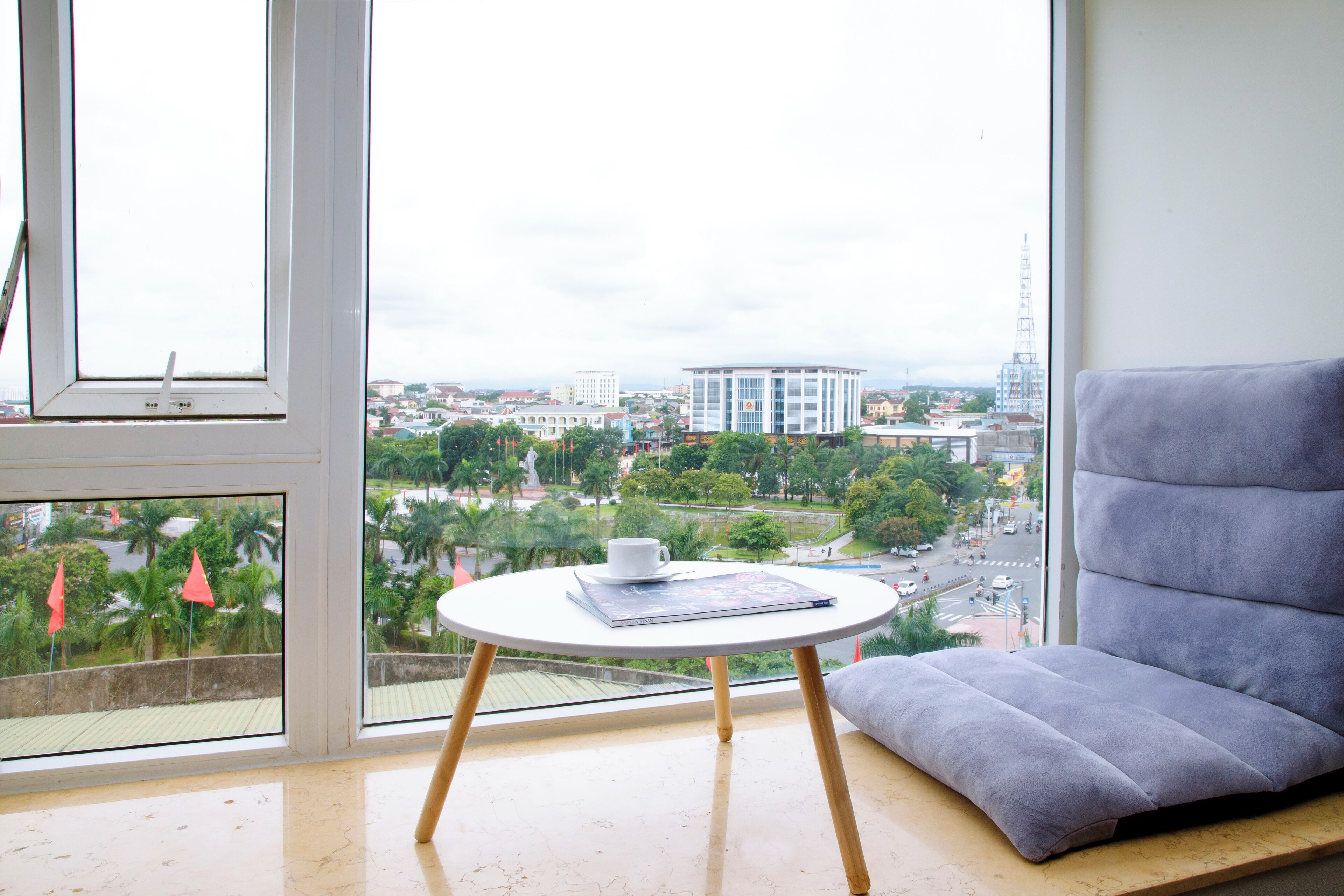 Minibar, caja de seguridad en la habitación y escritorio 