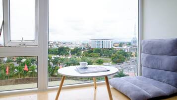 Minibar, caja de seguridad en la habitación y escritorio