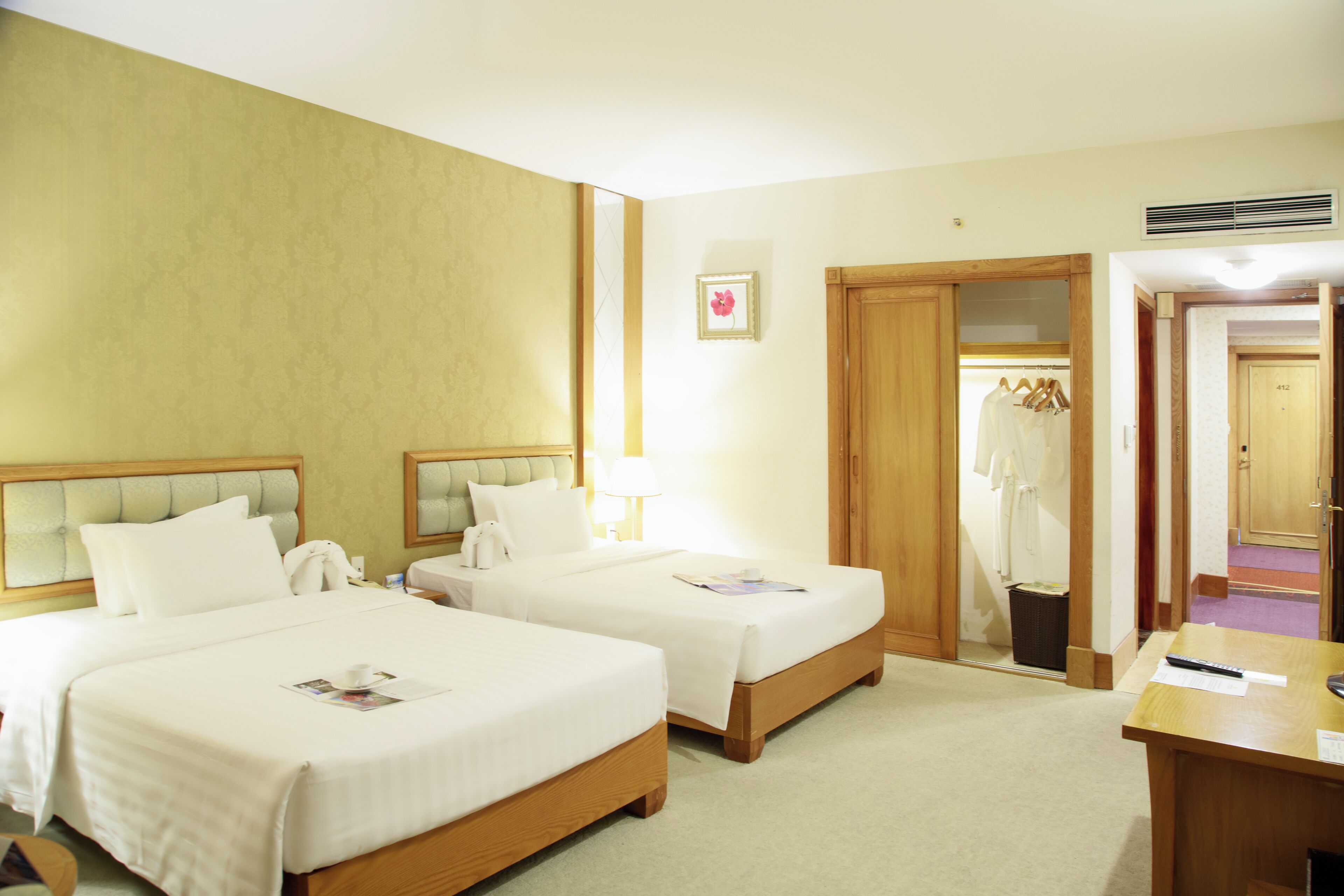 deluxe room | minibar, in-room safe, desk, laptop workspace