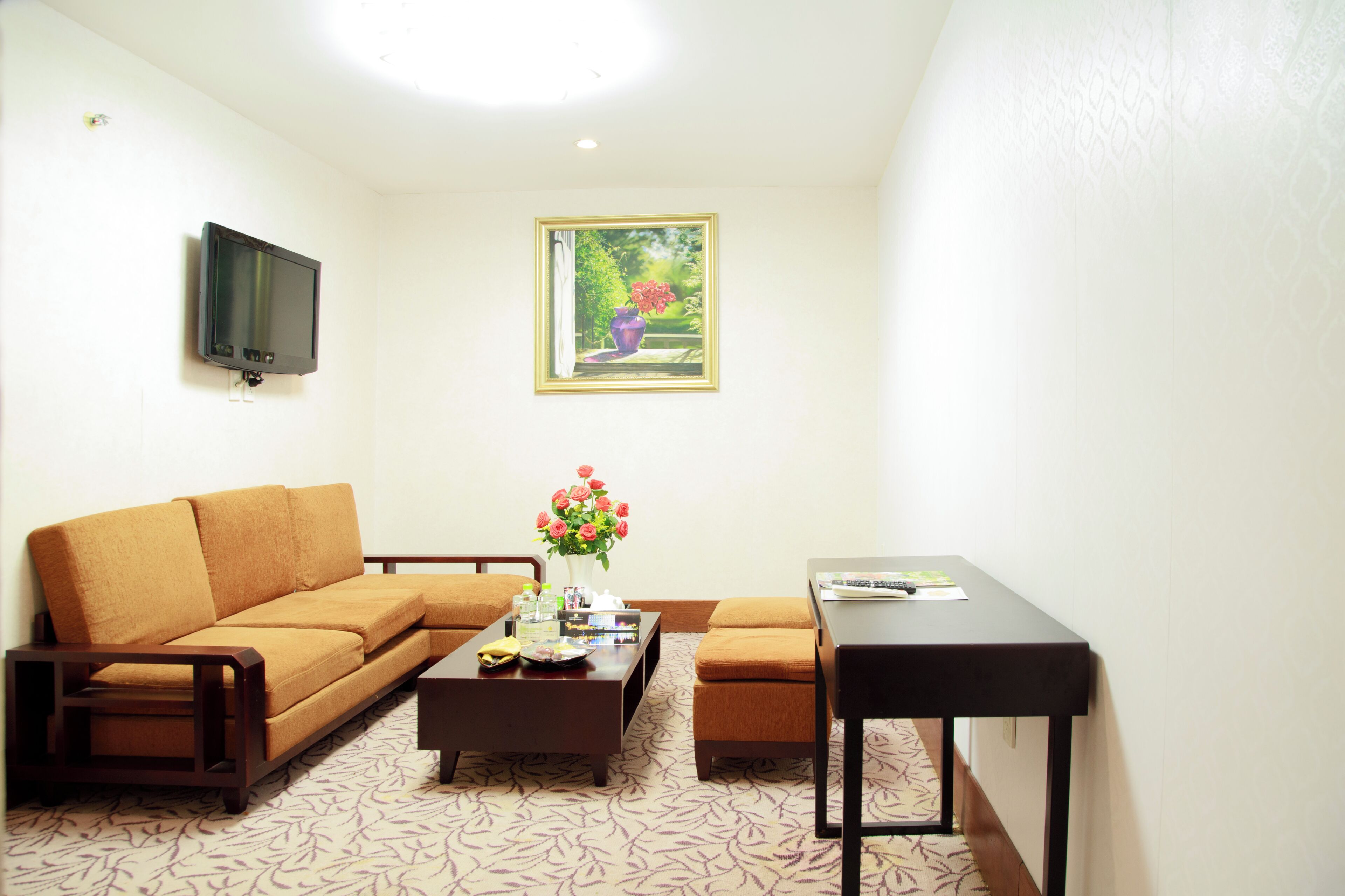 junior suite, 1 king bed | living area | lcd tv