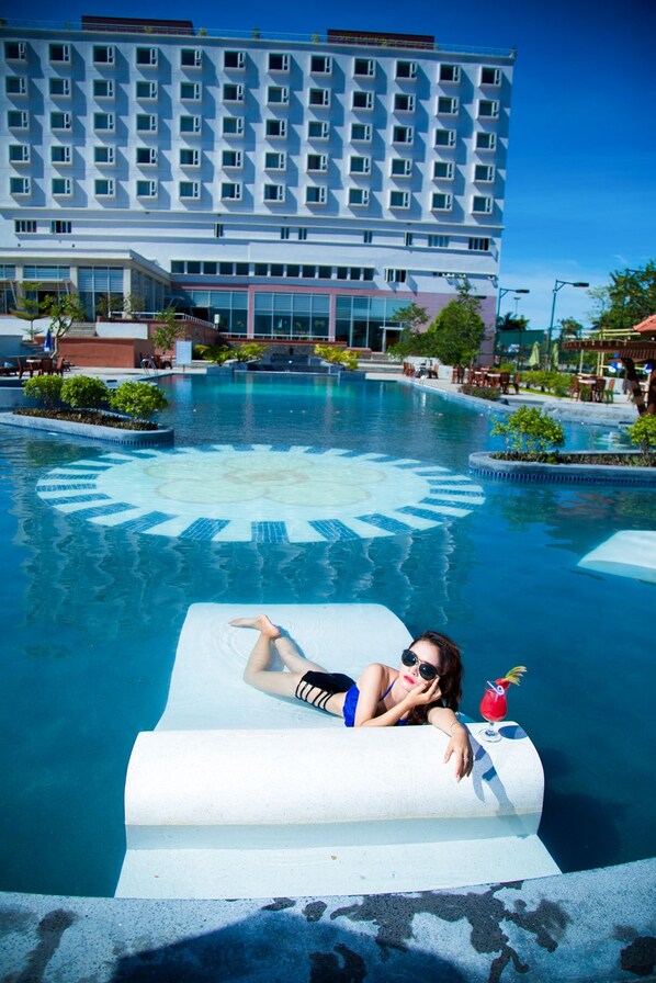 Piscine extérieure, chaises longues