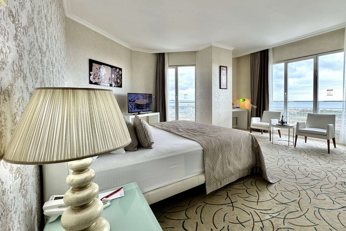 Suite Deluxe, vista a la ciudad (Sea and City View) | 1 habitación, ropa de cama de alta calidad y edredón