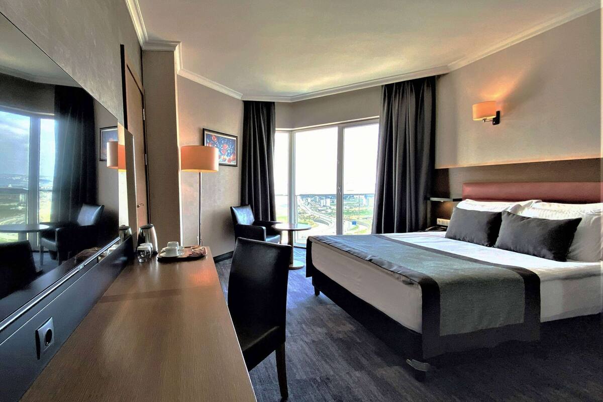 deluxe room, 1 king bed, accessible, non smoking (sea and city view) | premium bedding, down duvets, in-room safe, desk