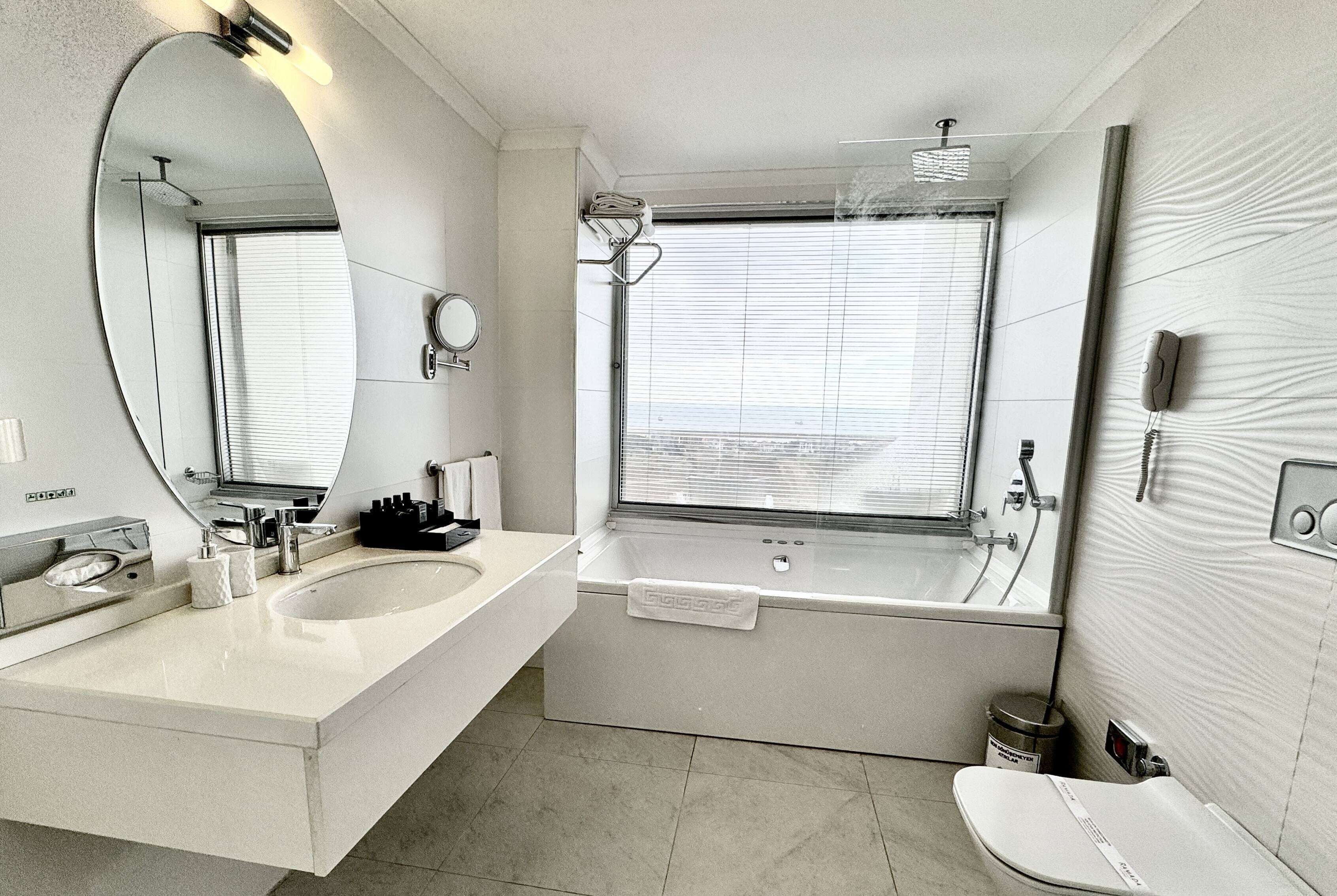 deluxe suite, city view (sea and city view) | bathroom | hair dryer, slippers, towels, soap