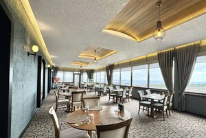 2 restaurants, breakfast served