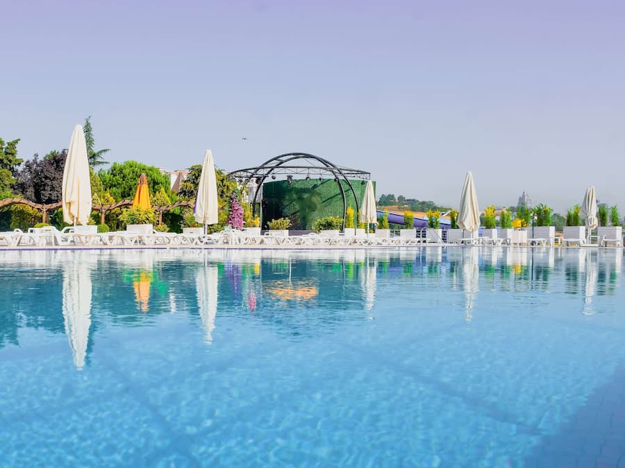 Een binnenzwembad, 2 buitenzwembaden en ligstoelen