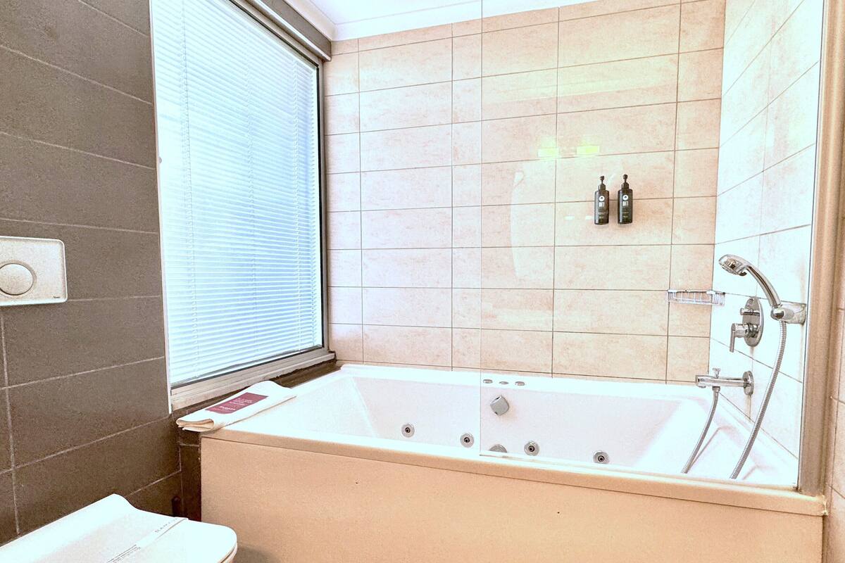 executive room, 1 king bed, non smoking (sea and city view) | premium bedding, down duvets, in-room safe, desk