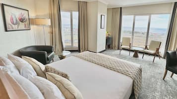 Executive-huone, 1 suuri parisänky, tupakointi kielletty (Sea and City View) | Ylelliset vuodevaatteet, untuvapeitot, tallelokero huoneessa, työpöytä