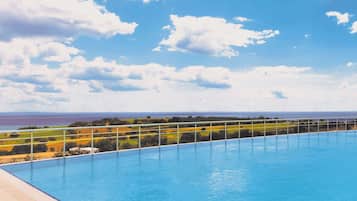 Piscine intérieure, 2 piscines extérieures, 9 h à 18 h, chaises longues