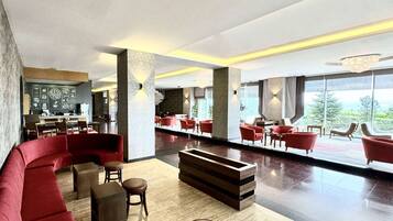 2 restaurants, breakfast served