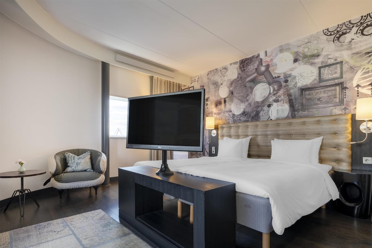 Superior Room (High Floor) | In-room safe, laptop workspace, blackout drapes, soundproofing