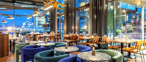 Se sirven desayunos y cocina internacional (con vistas al mar)