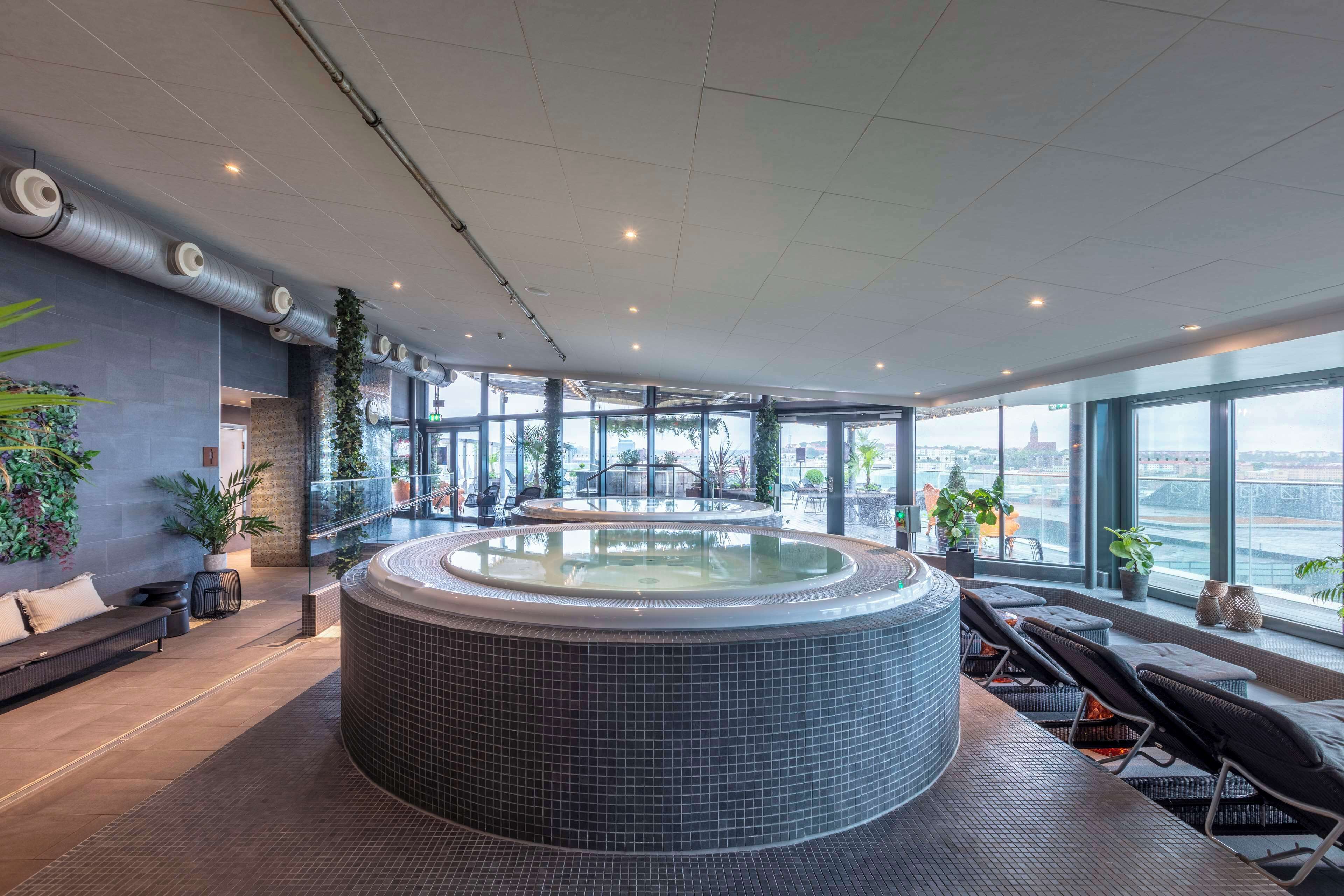 2 indoor pools, outdoor pool