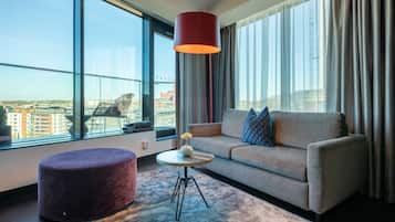 Junior-Suite, Balkon | Zimmersafe, laptopgeeigneter Arbeitsplatz, Verdunkelungsvorhänge