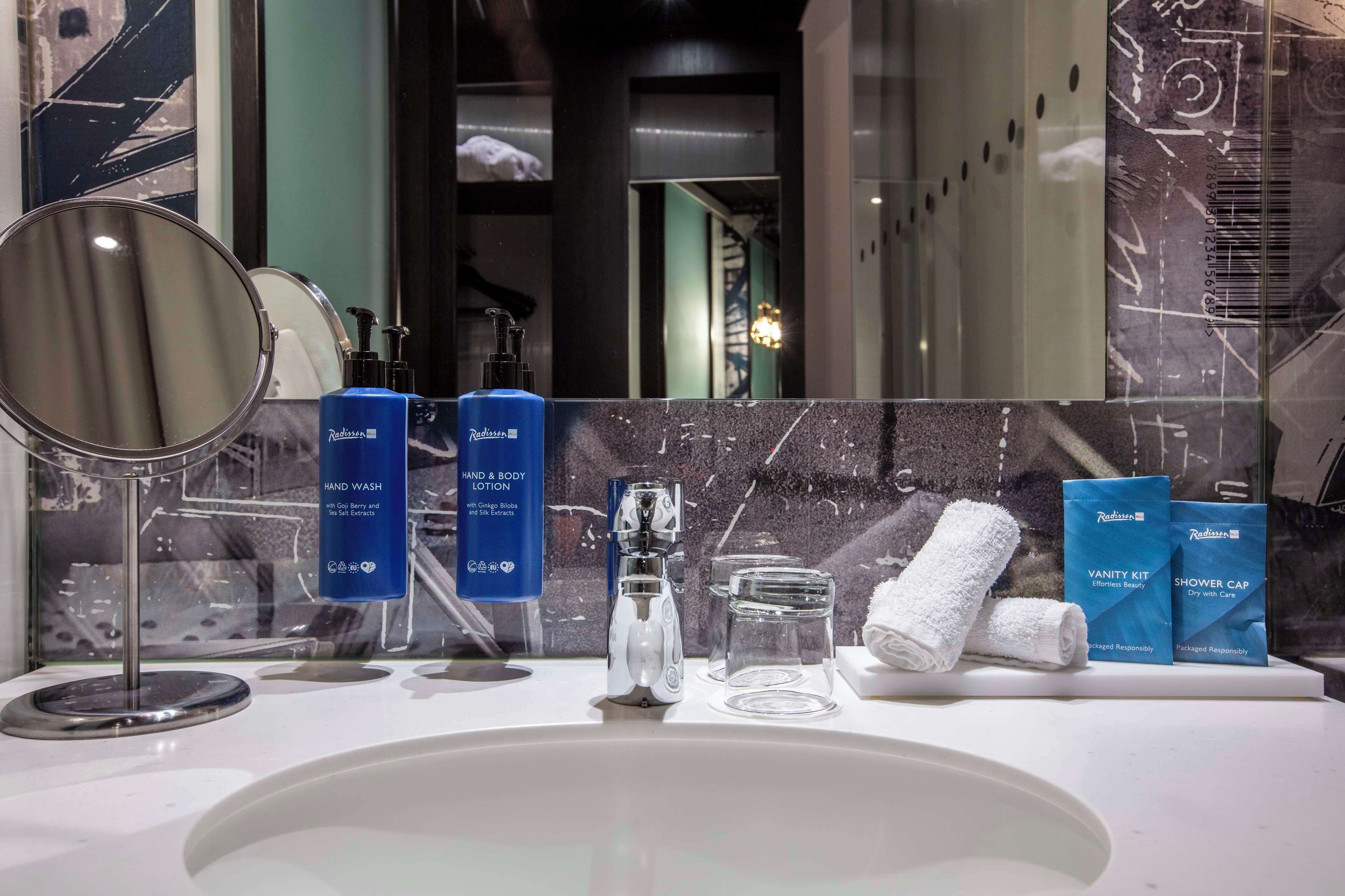 standard room | bathroom | shower, eco-friendly toiletries, hair dryer, towels
