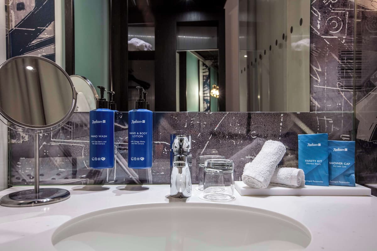 standard room | bathroom | shower, eco-friendly toiletries, hair dryer, towels