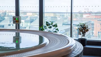 2 piscinas techadas, una piscina al aire libre