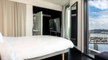 1 sovrum, vÀrdeförvaringsskÄp pÄ rummet och arbetsyta för laptop