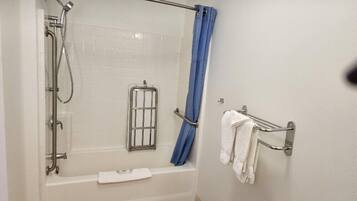 Combined shower/tub, free toiletries, towels