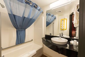 Combined shower/tub, free toiletries, towels - Motel 6 Moosomin, SK (Moosomin)
