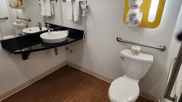 Combined shower/tub, free toiletries, towels