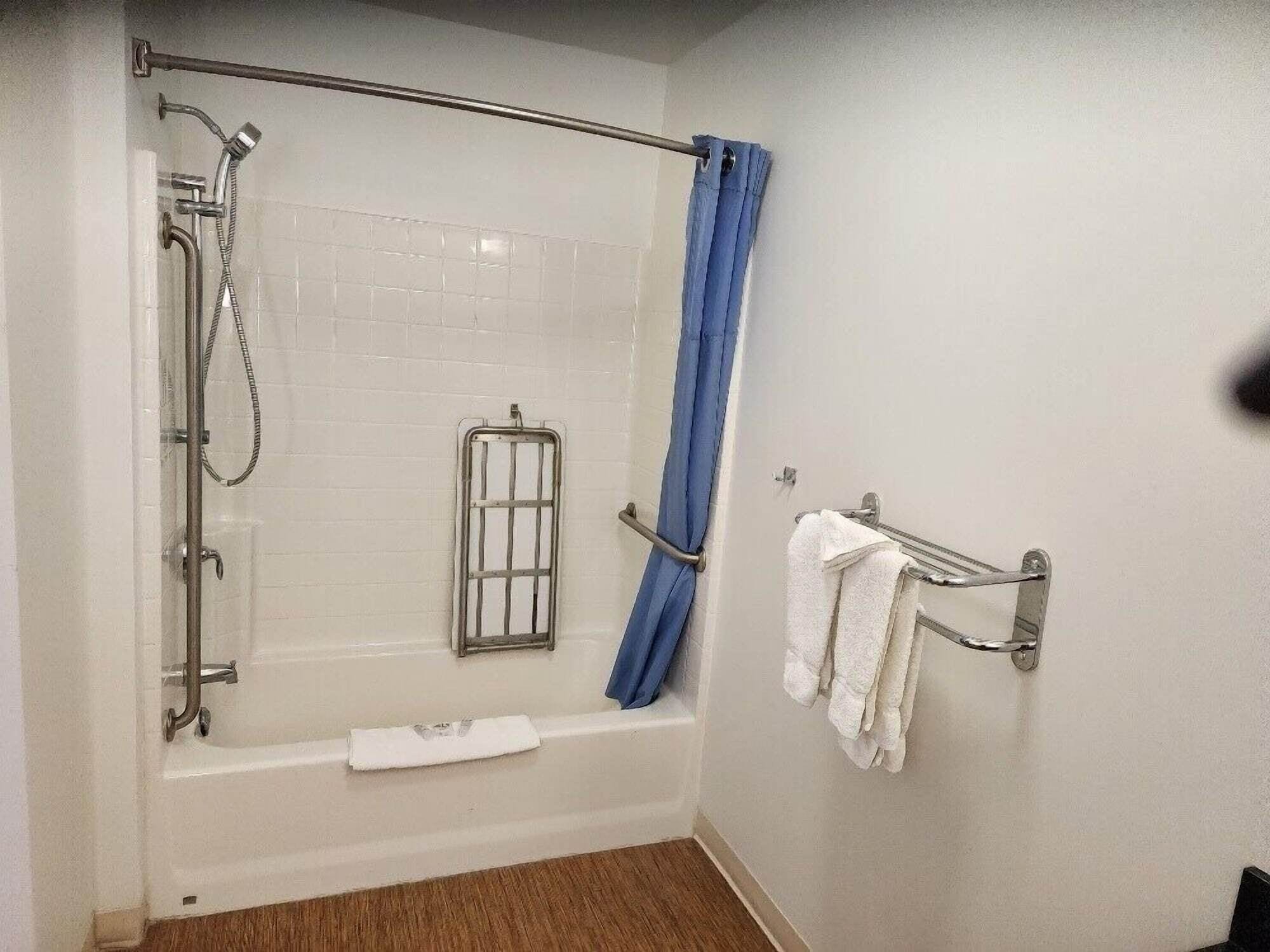 Combined shower/tub, free toiletries, towels