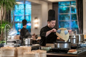 3 restaurantes, com serviço de café da manhã e almoço; culinária chinesa