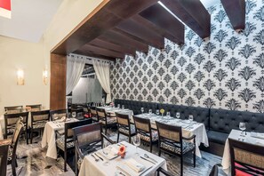 供应早餐、午餐和晚餐