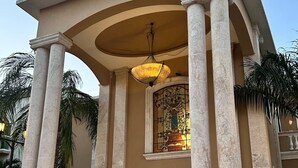 Ein prachtvolles Gebäude mit klassizistischer Architektur, das sich durch große Säulen, eine zentrale Kuppel und einen verzierten Eingang auszeichnet.