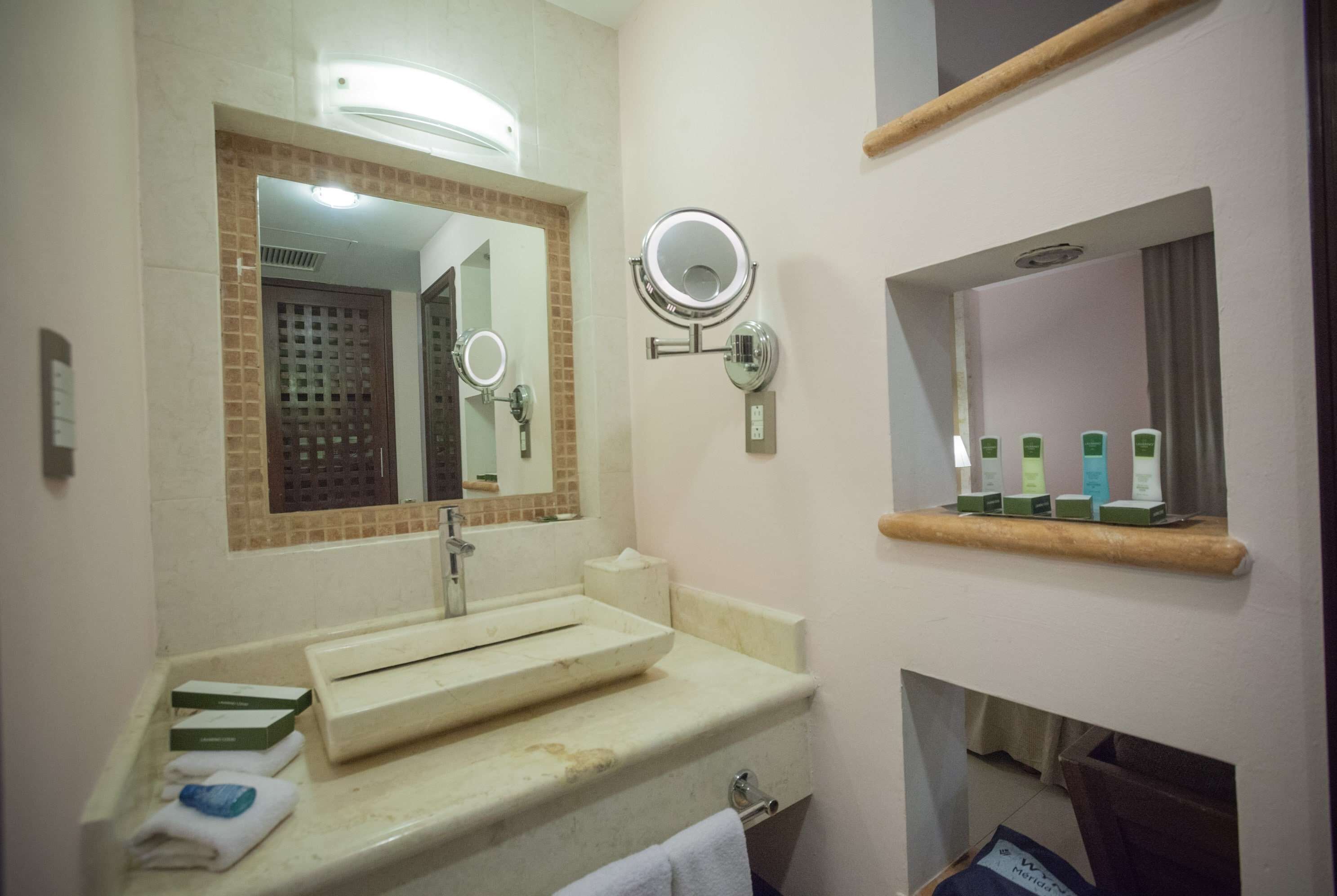 Deluxe-Zimmer, 2 Queen-Betten | Badezimmer | Designer-Toilettenartikel, Haartrockner, Handtücher