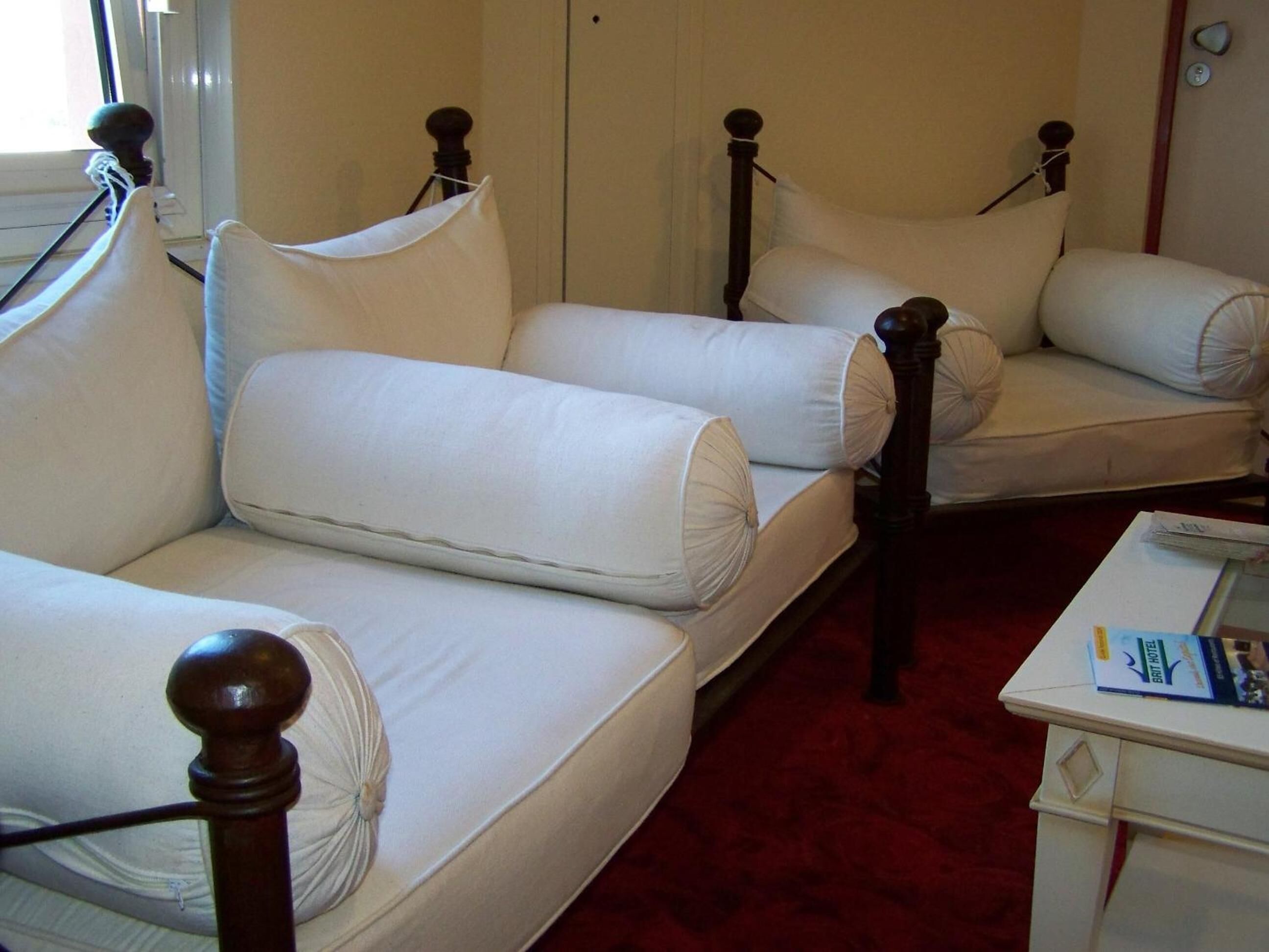 desk, soundproofing, free wifi, bed sheets