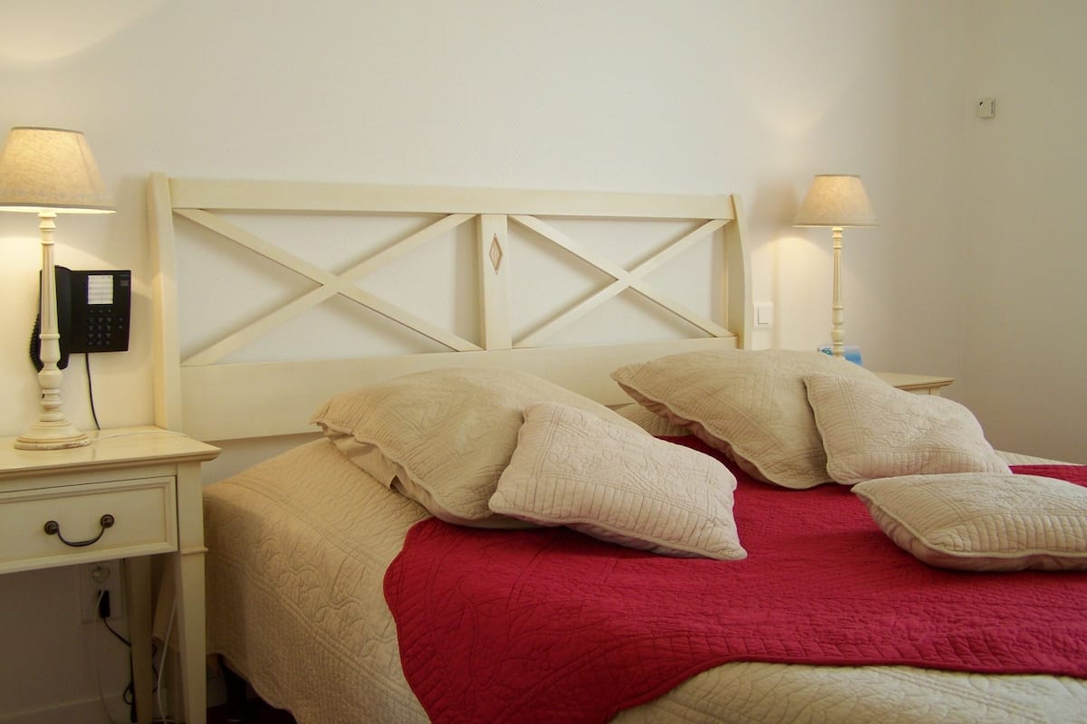 single room | desk, soundproofing, free wifi, bed sheets