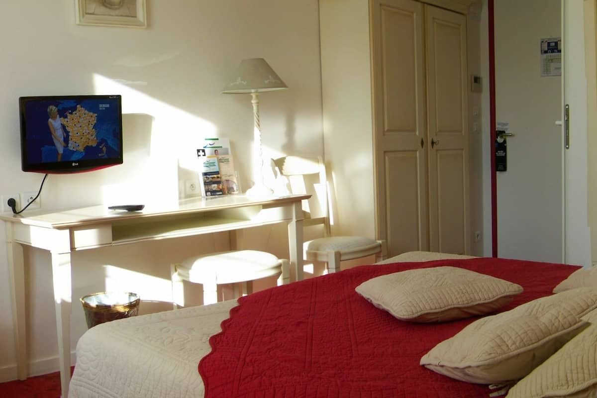 Triple Room | Desk, soundproofing, WiFi (free), bed sheets