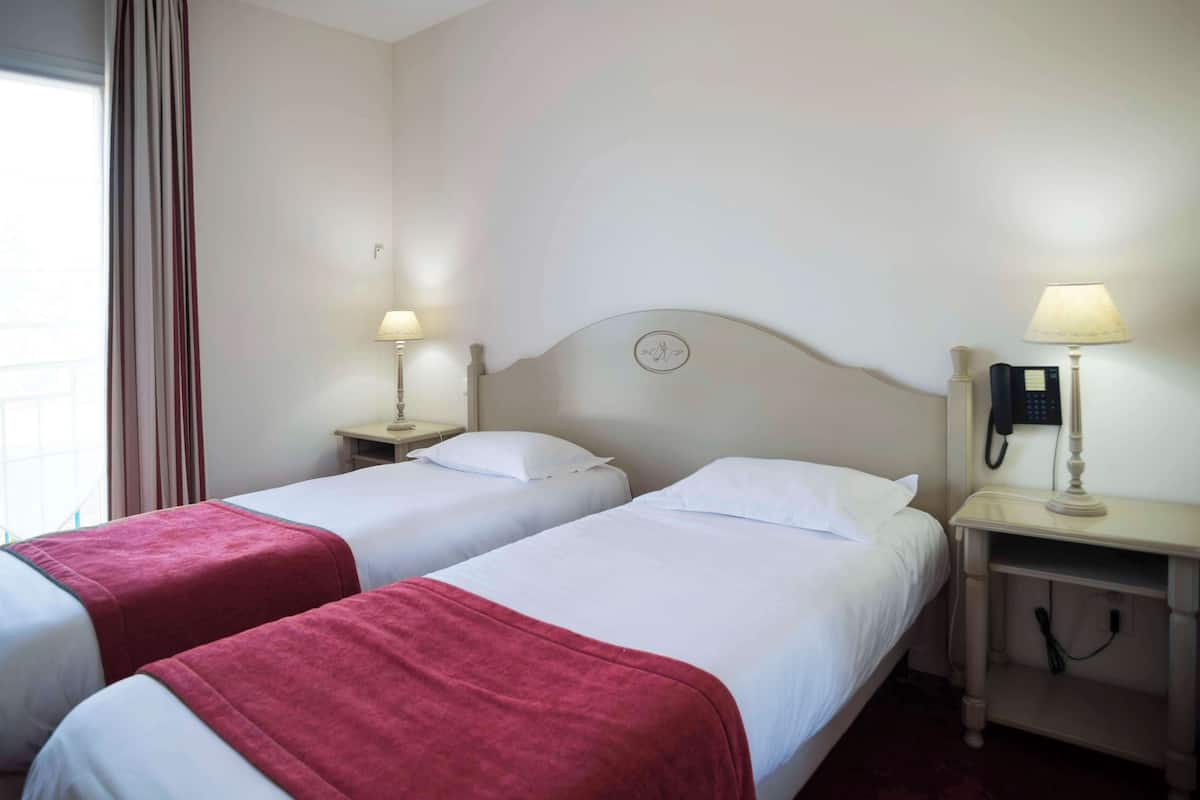 twin room | desk, soundproofing, free wifi, bed sheets