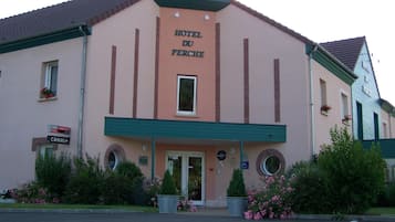 Un edificio con un letrero que dice 'HOTEL DU PERCHE'.