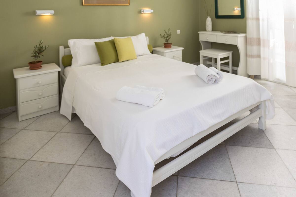 Habitación con 1 cama matrimonial o 2 individuales | Baño | Regadera, secadora de cabello, toallas