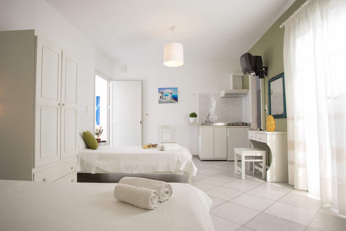 Habitación triple | Caja de seguridad en la habitación y insonorización