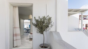 Unclassified image, 3 of 27, button - Elia Studios (Naxos)