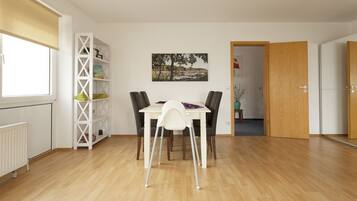 Comfort Apartment, 2 Bedrooms, Kitchenette | In-room dining