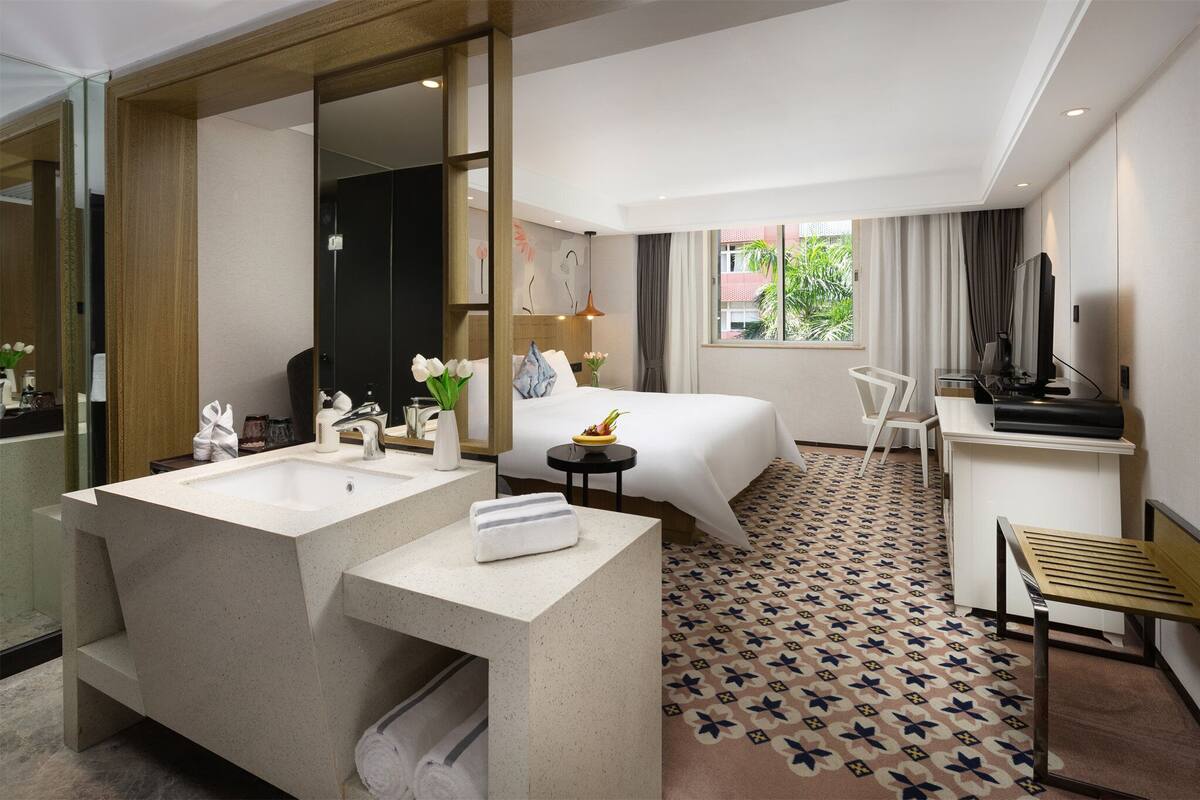 Premium bedding, minibar, in-room safe, desk