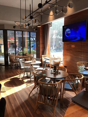 Melayani sarapan, makan siang, makan malam; sajian masakan Cina