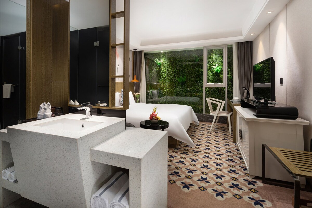 Premium bedding, minibar, in-room safe, desk