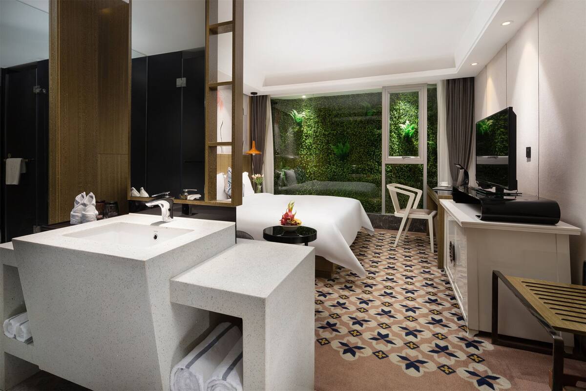 Premium bedding, minibar, in-room safe, desk