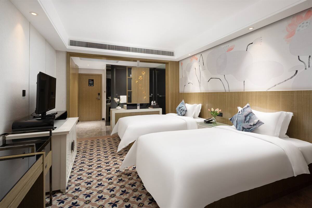 Premium bedding, minibar, in-room safe, desk
