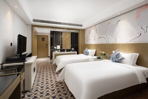 Hochwertige Bettwaren, Minibar, Zimmersafe, Schreibtisch
