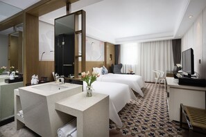 Luxe beddengoed, een minibar, een kluis op de kamer, een bureau