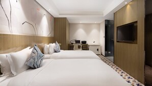 Hochwertige Bettwaren, Minibar, Zimmersafe, Schreibtisch