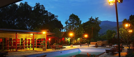 Alberca al aire libre, camas balinesas gratuitas y camastros